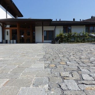 Pavés irréguliers grands,
Toutes les faces refendues et pavés irréguliers spécials, surface: abrasée, flammée, h = 7 - 9 cm 