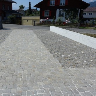 Pavés irréguliers grands,
Toutes les faces refendues et pavés irréguliers spécials, surface: abrasée, flammée, h = 7 - 9 cm 