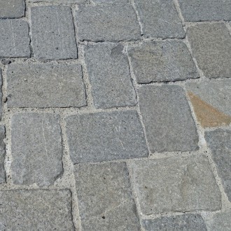 Pavés irréguliers spécials, surface: abrasée, flammée, h = 7 - 9 cm 