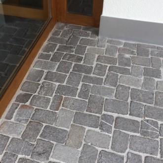 Pavés irréguliers spécials, surface: abrasée, flammée, h = 7 - 9 cm 