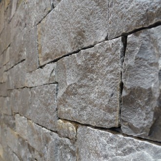 pierres de mur, betonnage arrière H = 6 - 20 cm