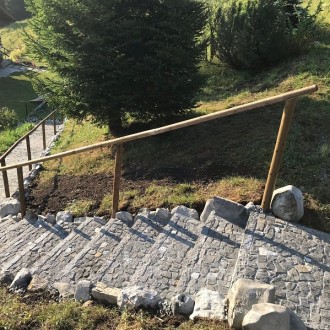 Bordures 6 x 25 cm et des pavés irréguliers