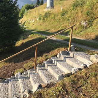 Bordures 6 x 25 cm et des pavés irréguliers