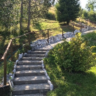 Bordures 6 x 25 cm et des pavés irréguliers