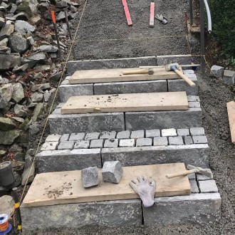 Planches, surface clivée, taillée grossièrement 6 x 25 cm et pavés 8/11