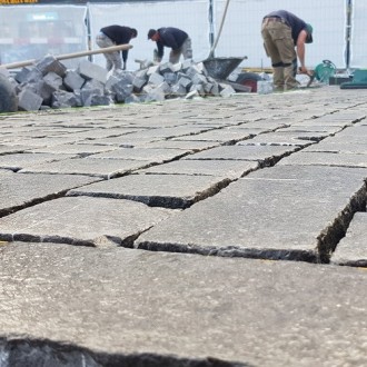 Pavés et boutisses surface flammée