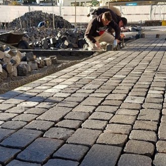 Pavés et boutisses surface flammée
