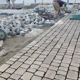 Pavés et boutisses surface flammée