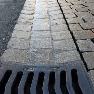 Caniveau (pavés,surface flammée)