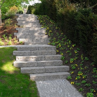 Marches d'escalier clivés, taillés grossièrement, pavés irréguliers