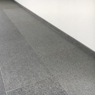 Dalles brossées, antiques