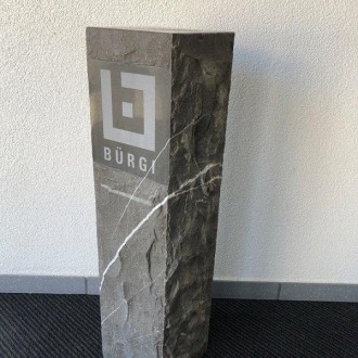 stèle clivé, surface polie