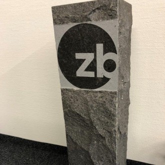 stèle clivé, surface polie