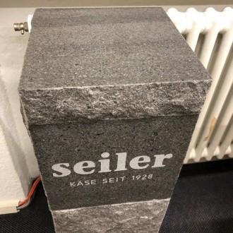 stèle clivé, surface polie