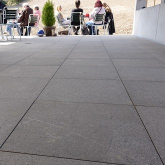 Dalles de revêtement pour sols flammées