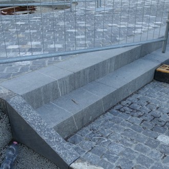 Marches de blocs flammées, Bordures 12 x 30
clivées, grossiérement taillées