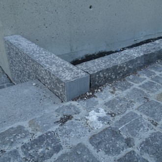 Bordures 12 x 30
clivées, grossiérement taillées, Pavés 8/11