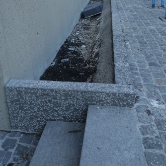 Bordures 12 x 30
clivées, grossiérement taillées, Pavés 8/11