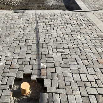 pavés, boutisses, dalles flammés