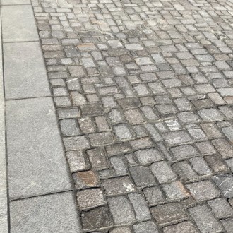 pavés, boutisses, dalles flammés