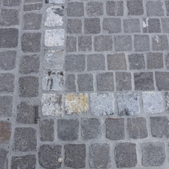 Pavés flammés et têtes blanches