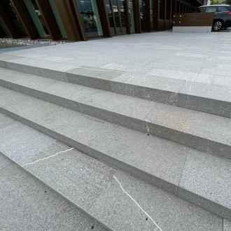 Dalles de revêtement pour sols flammées