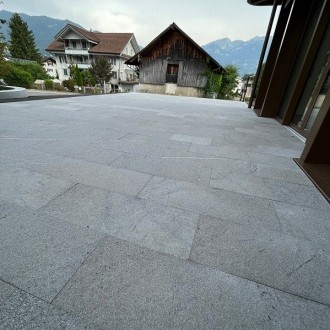 Dalles de revêtement pour sols flammées