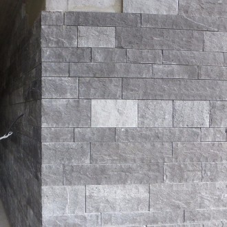 Plaques pour revêtements clivées, derrière sciés