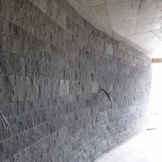 Plaques pour revêtements clivées, derrière sciés