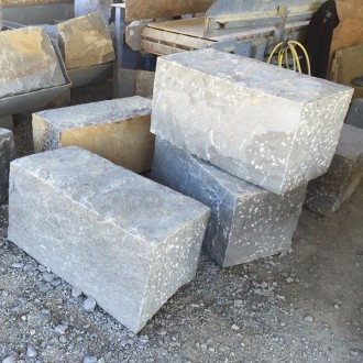 Sièges de pierre clivés grossièrement