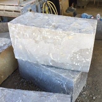 Sièges de pierre clivés grossièrement