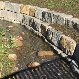 Pierres d'ornement clivées grossièrement, H = 50 cm