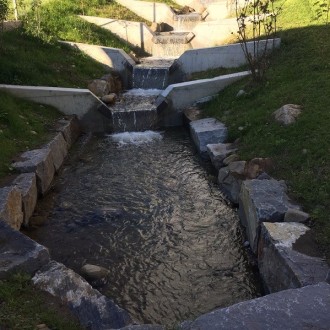 Pierres d'ornement clivées grossièrement, H = 50 cm