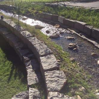 Pierres d'ornement clivées grossièrement, H = 50 cm