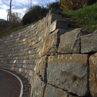 Pierres d'ornement clivées grossièrement, H = 40 cm