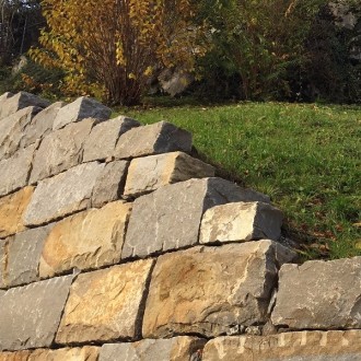 Pierres d'ornement clivées grossièrement, H = 40 cm