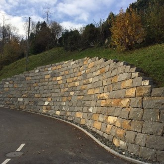 Pierres d'ornement clivées grossièrement, H = 40 cm