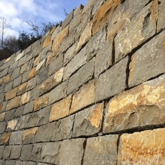 Pierres d'ornement clivées grossièrement, H = 40 cm