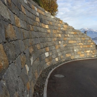 Pierres d'ornement clivées grossièrement, H = 40 cm