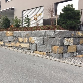 Pierres d'ornement clivées grossièrement, H = 40 cm