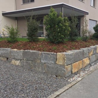 Pierres d'ornement clivées grossièrement, H = 40 cm