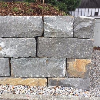 Pierres d'ornement clivées grossièrement, H = 40 cm