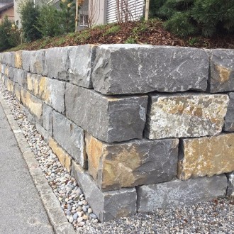 Pierres d'ornement clivées grossièrement, H = 40 cm