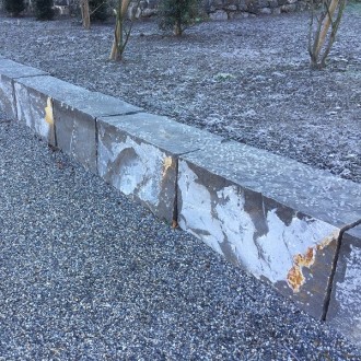 Sièges de pierre clivés grossièrement