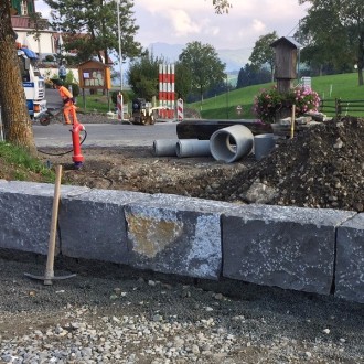 Sièges de pierre clivés grossièrement